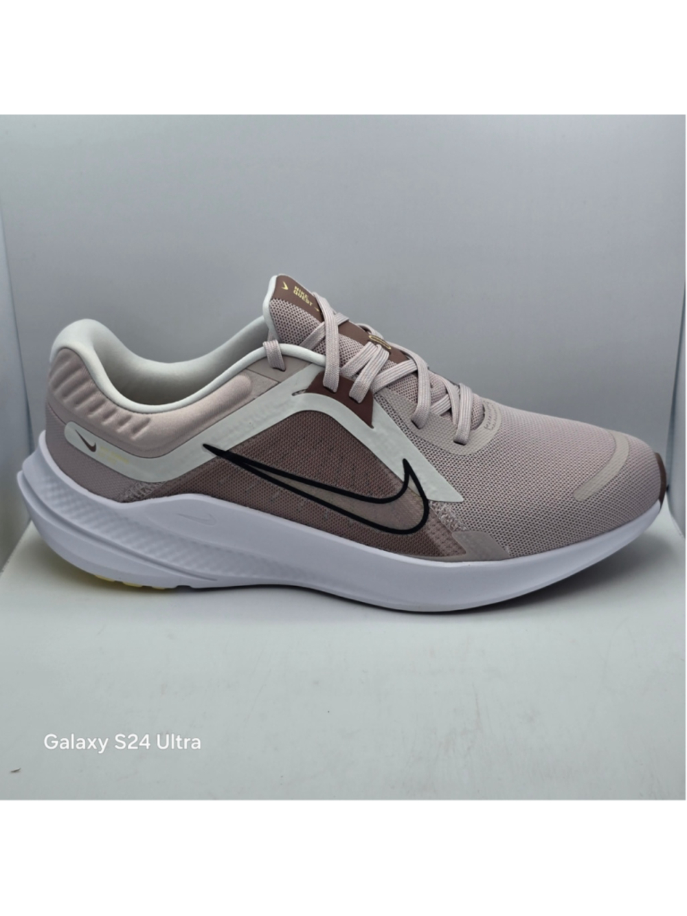 Nike Athletic Shoes Mauve and White 10 women's